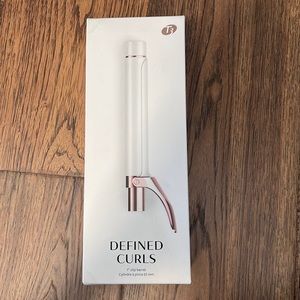 T3 Defined Curls  1” Clip Barrel